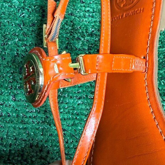 Tory Burch Ali Orange Patent Leather Thong Flat Sandals Gold Logo Size 8.5  Step - Picture 10 of 15